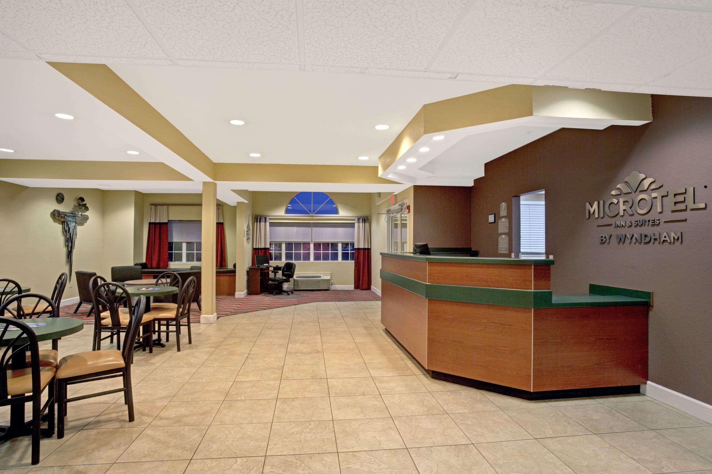 Microtel Inn & Suites By Wyndham Bushnell ภายนอก รูปภาพ