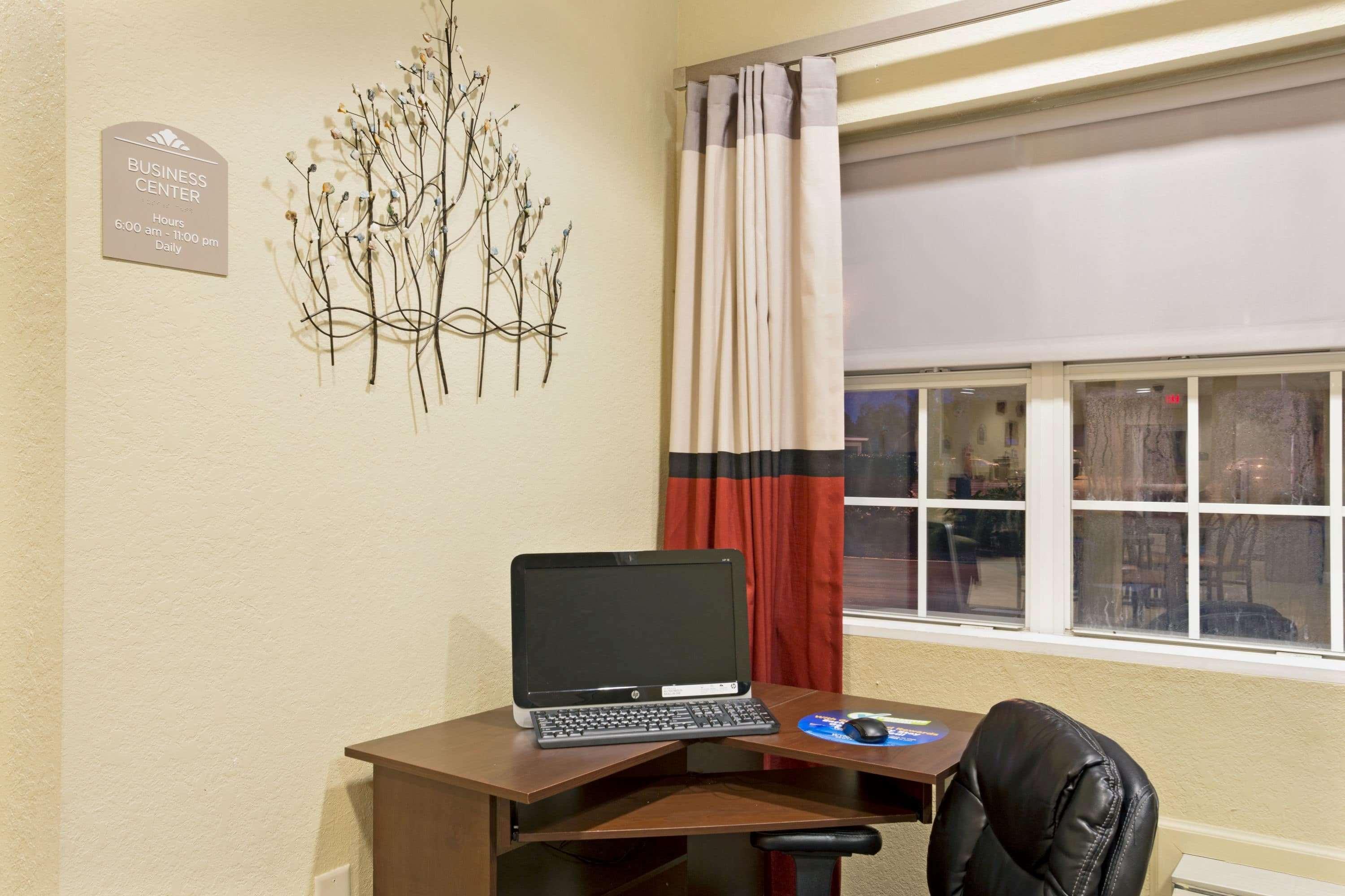 Microtel Inn & Suites By Wyndham Bushnell ภายนอก รูปภาพ