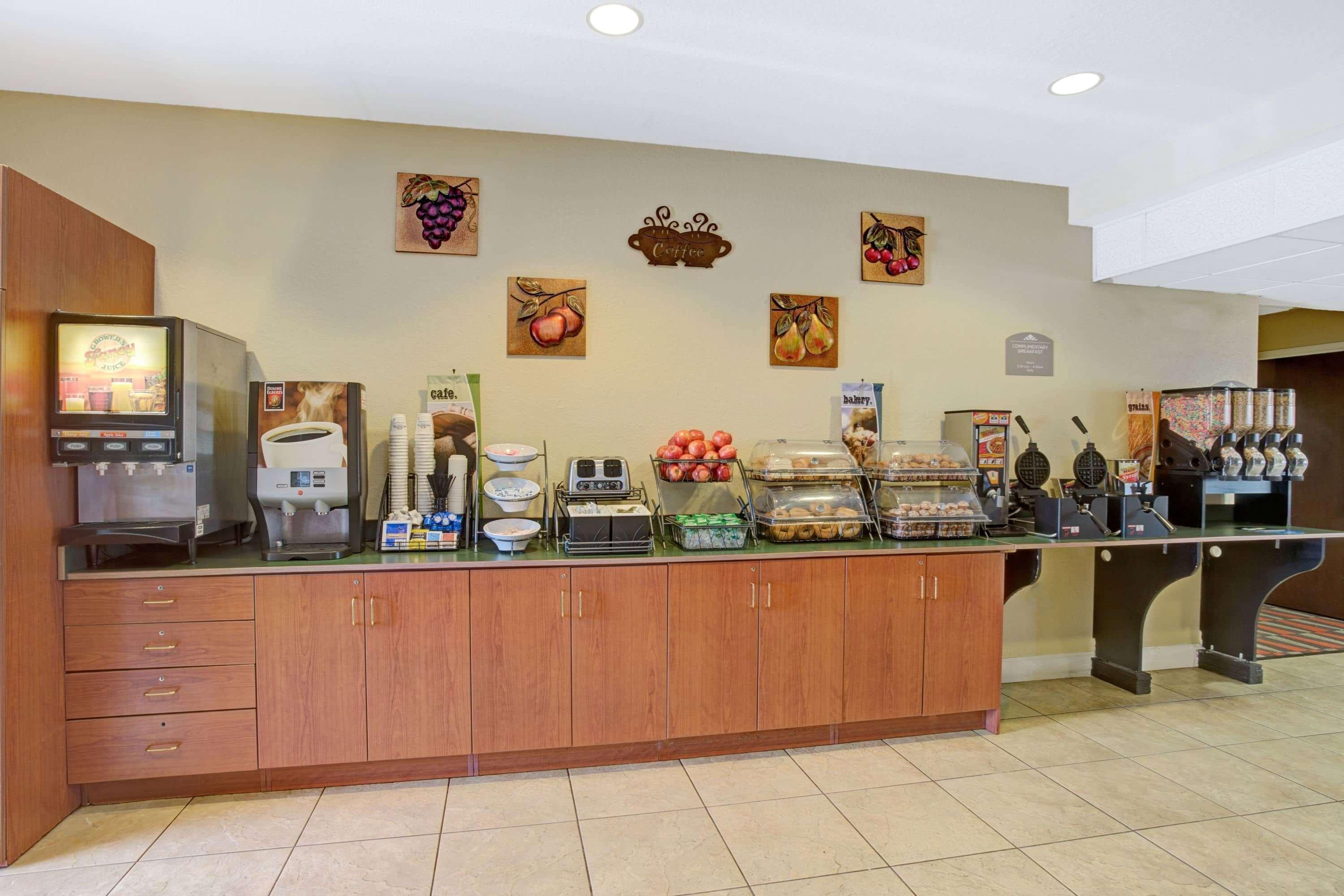 Microtel Inn & Suites By Wyndham Bushnell ภายนอก รูปภาพ